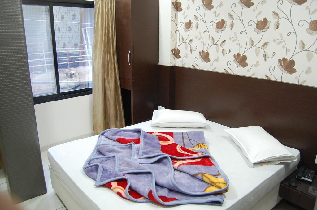 Hotel Poonam Palace Ujjain Oda fotoğraf