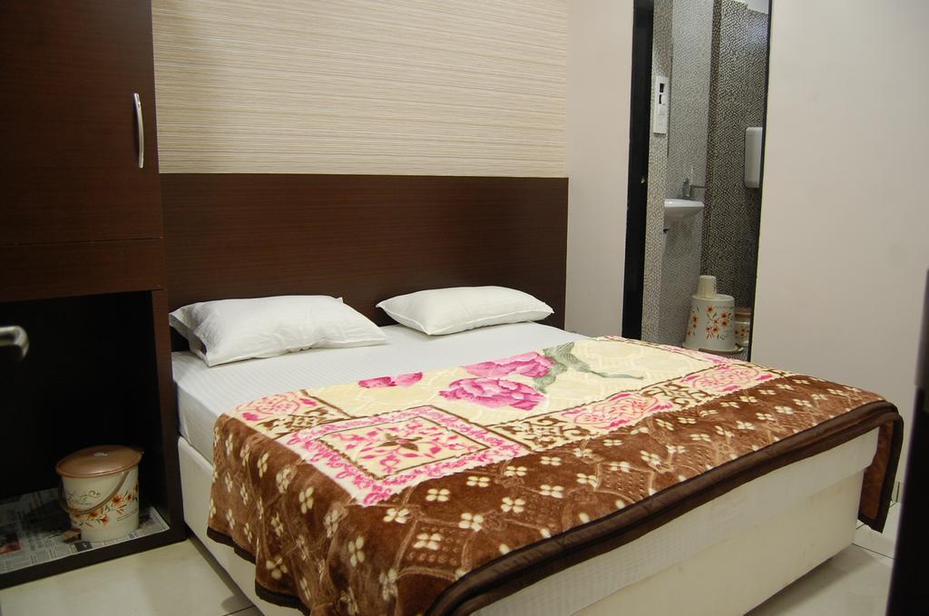 Hotel Poonam Palace Ujjain Oda fotoğraf