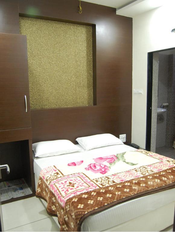 Hotel Poonam Palace Ujjain Oda fotoğraf