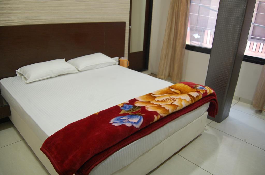 Hotel Poonam Palace Ujjain Oda fotoğraf