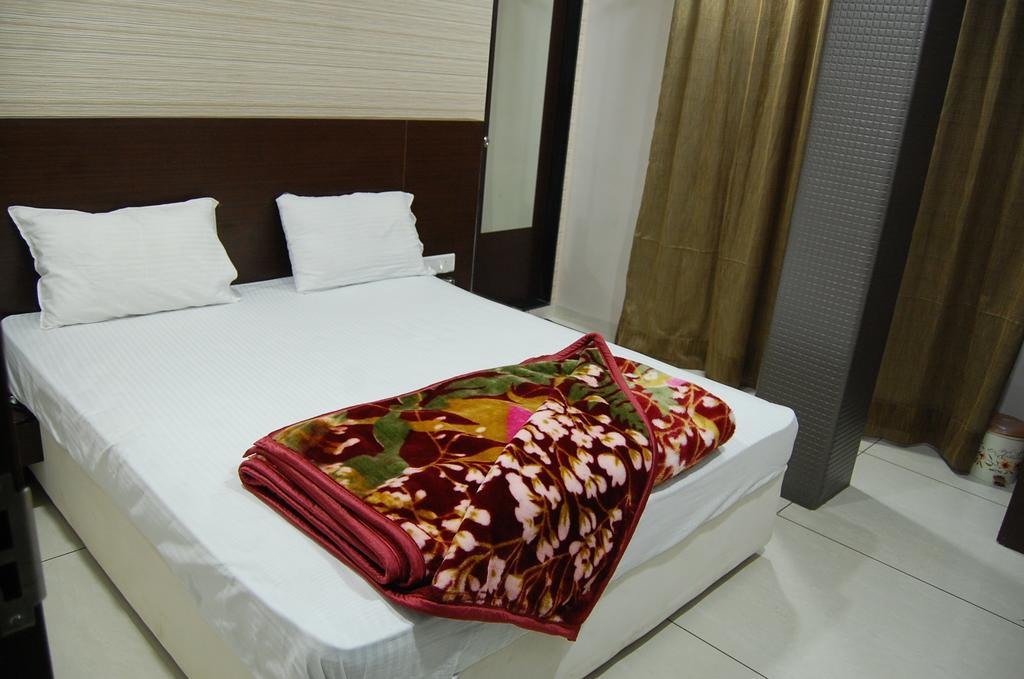 Hotel Poonam Palace Ujjain Dış mekan fotoğraf